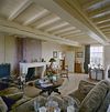Interieur woonkamer met houten plafond, voorheen stalgedeelte, na restauratie - Maasland - 20341706 - RCE -  Boerderijen/ Krukhuis: Interieur woonkamer met houten plafond, voorheen stalgedeelte, na restauratie 