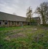 Zij-aanzicht boerderij met achthoekige karnschuur