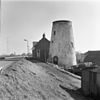 Korenmolen aan de Lekdijk, exterieur onttakeld sinds 1950 buiten bedrijf - Nieuw-Lekkerland - 20165350 - RCE -  korenmolen aan de Lekdijk, exterieur onttakeld sinds 1950 buiten bedrijf 
