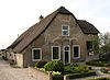 Ouderkerk aan den IJssel, Lageweg 45 -  Boerderij (oorspronkelijke functie), Lageweg 45, Ouderkerk aan den IJssel. Rijksmonument Nr. 31989 Boerderij uit de 17e eeuw met rieten wolfdak en rechts uitgebouwde opkamer. Vensters met ontlastingsbogen en negen- en twaalf-ruitsschuiframen.