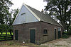 Vrijstaande paardenstal met koetshuis