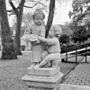 Beeldengroep van twee kinderfiguurtjes bij hoek voorgevel - Ridderkerk - 20037331 - RCE -  Beeldengroep bij Het Huys ten Donck: Beeldengroep van twee kinderfiguurtjes bij hoek voorgevel 