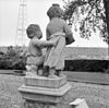 Achterzijde beeldengroep van twee kinderfiguurtjes bij hoek voorgevel - Ridderkerk - 20037332 - RCE -  Beeldengroep bij Het Huys ten Donck: Achterzijde beeldengroep van twee kinderfiguurtjes bij hoek voorgevel 