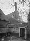 Binnenplaatsje met zicht op de zijgevel - Ridderkerk - 20186637 - RCE -  Boerderij Huis Te Woude: Binnenplaatsje met zicht op de zijgevel 