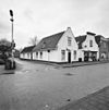 Exterieur overzicht voorgevel Dorpsstraat 66, linkerzijgevel met Torenstraat 1 - 20000898 - RCE -  Exterieur overzicht voorgevel Dorpsstraat 66, linkerzijgevel met Torenstraat 1 