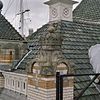 Detail van gebeeldhouwde bekroning aan de Maaszijde - Rotterdam - 20348216 - RCE -  Kon. Roei- en zeilver. 'De Maas': Detail van gebeeldhouwde bekroning aan de Maaszijde 