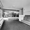 Int. begane grond, studio met vaste bank en ingebouwde kastjes - Rotterdam - 20319102 - RCE -  Huis Sonneveld: Int. begane grond, studio met vaste bank en ingebouwde kastjes (opmerking: Bij publicatie is toestemming nodig van Buro vd Broek & Bakema (tel.: 010-4134780)) 
