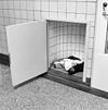 Int. vast kastdeurtje met ronde kastruimte in de gang dienstgedeelte - Rotterdam - 20319131 - RCE -  Huis Sonneveld: Int. vast kastdeurtje met ronde kastruimte in de gang dienstgedeelte (opmerking: Bij publicatie is toestemming nodig van Buro vd Broek & Bakema (tel.: 010-4134780)) 