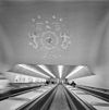 Interieur Maastunnel, roltrappen gezien van naar beneden - Rotterdam - 20342363 - RCE -  Maastunnel: Interieur Maastunnel, roltrappen gezien van naar beneden (opmerking: Gefotografeerd voor 101 IndustriÃ«le Monumenten (P.Nijhof), bladzijde 92) 