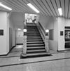Interieur, trappenhuis, trappartij met natuurstenen trappalen - Rotterdam - 20330301 - RCE -  Atlantic Huis: Interieur, trappenhuis, trappartij met natuurstenen trappalen 
