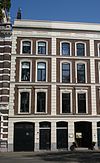 Met de nrs 20-21-22-23 a-b als een monumentaal geheel opgevatte reeks panden, in eclectische trant met in pleister gebosseerde parterre, vensters met stucversieringen, geblokte hoekkettingen en pilasters en attiek op de kroonlijst