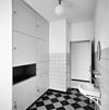 Int. eerste verdieping, dienkamer met vaste kastenwand en wastafel - Rotterdam - 20319122 - RCE -  Huis Sonneveld: Int. eerste verdieping, dienkamer met vaste kastenwand en wastafel (opmerking: Bij publicatie is toestemming nodig van Buro vd Broek & Bakema (tel.: 010-4134780)) 