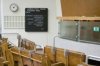 Interieur, overzicht van de veilingzaal met informatiebord aan de muur