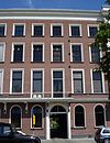 Rechter gedeelte van een negen vensterassen breed pand, met kroonlijst en, voor de bel-etage, een balcon op consoles met gietijzeren hek