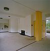 Int. eerste verdieping, huiskamer richting bibliotheekgedeelte met open haard - Rotterdam - 20319097 - RCE -  Huis Sonneveld: Int. eerste verdieping, huiskamer richting bibliotheekgedeelte met open haard (opmerking: Bij publicatie is toestemming nodig van Buro vd Broek & Bakema (tel.: 010-4134780)) 