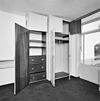 Int. tweede verdieping, slaapkamer oudste dochter met vaste kast (inwendig- blank mahonie scheepstimmerwerk) - Rotterdam - 20319110 - RCE -  Huis Sonneveld: Int. tweede verdieping, slaapkamer oudste dochter met vaste kast (inwendig: blank mahonie scheepstimmerwerk) (opmerking: Bij publicatie is toestemming nodig van Buro vd Broek & Bakema (tel.: 010-4134780)) 