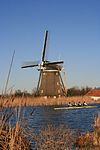 Rotterdam-Hillegersberg De Prinsenmolen vanaf overzijde Rotte 3 -  Rotterdam-Hillegersberg, De Prinsenmolen, gezien vanaf de overzijde van de Rotte, met roeiers