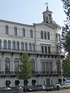 Gebouw van de voormalige Jachtclub, thans Ethnologisch Museum. Monumentaal hoekpand, met gepleisterde lijstgevels, risalieten, boogvensters, doorlopende balcons met gietijzeren hekken en consoles. Torenvormig opgevatte ronde hoekpartij, bekroond door een klokketorentje