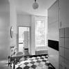 Int. eerste verdieping, dienkamer met vaste kastenwand en wastafel - Rotterdam - 20319124 - RCE -  Huis Sonneveld: Int. eerste verdieping, dienkamer met vaste kastenwand en wastafel (opmerking: Bij publicatie is toestemming nodig van Buro vd Broek & Bakema (tel.: 010-4134780)) 