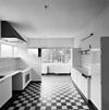 Int. eerste verdieping, keuken (achter de dienkamer) - Rotterdam - 20319126 - RCE -  Huis Sonneveld: Int. eerste verdieping, keuken (achter de dienkamer) (opmerking: Bij publicatie is toestemming nodig van Buro vd Broek & Bakema (tel.: 010-4134780)) 