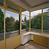 Int. tweede verdieping, ouderslaapkamer, balkon, dubbele balkondeuren - Rotterdam - 20319105 - RCE -  Huis Sonneveld: Int. tweede verdieping, ouderslaapkamer, balkon, dubbele balkondeuren (opmerking: Bij publicatie is toestemming nodig van Buro vd Broek & Bakema (tel.: 010-4134780)) 