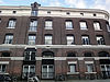 32742 Calandstraat 40A -  Onderdeel van een reeks pakhuizen. Lijstgevel met getoogde vensters en cordonlijsten