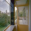 Int. tweede verdieping, doorkijk balkon richting ouderslaapkamer - Rotterdam - 20319107 - RCE -  Huis Sonneveld: Int. tweede verdieping, doorkijk balkon richting ouderslaapkamer (opmerking: Bij publicatie is toestemming nodig van Buro vd Broek & Bakema (tel.: 010-4134780)) 