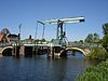 Hogebrug : boogbrug met vier gebeeldhouwde wapens in cartouches