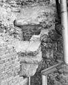 Detail van oude waterlijst (Bentheimer) in noord-west hoek van het transept tijdens restauratie - Rotterdam - 20191425 - RCE -  Grote- of Sint Laurenskerk: detail van oude waterlijst (Bentheimer) in noord-west hoek van het transept tijdens restauratie 