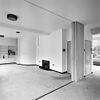 Int. eerste verdieping, huiskamer richting bibliotheekgedeelte met open haard - Rotterdam - 20319096 - RCE -  Huis Sonneveld: Int. eerste verdieping, huiskamer richting bibliotheekgedeelte met open haard (opmerking: Bij publicatie is toestemming nodig van Buro vd Broek & Bakema (tel.: 010-4134780)) 