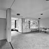Int. eerste verdieping, overzicht huiskamer richting zitgedeelte (achter schuifgedeelte- eetkamer) - Rotterdam - 20319094 - RCE -  Huis Sonneveld: Int. eerste verdieping, overzicht huiskamer richting zitgedeelte (achter schuifgedeelte: eetkamer) (opmerking: Bij publicatie is toestemming nodig van Buro vd Broek & Bakema (tel.: 010-4134780)) 