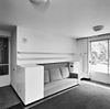 Int. begane grond, studio met vaste bank en ingebouwde kastjes - Rotterdam - 20319100 - RCE -  Huis Sonneveld: Int. begane grond, studio met vaste bank en ingebouwde kastjes (opmerking: Bij publicatie is toestemming nodig van Buro vd Broek & Bakema (tel.: 010-4134780)) 