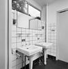 Int. begane grond, badkamer, wastafels - Rotterdam - 20319118 - RCE -  Huis Sonneveld: Int. begane grond, badkamer, wastafels (opmerking: Bij publicatie is toestemming nodig van Buro vd Broek & Bakema (tel.: 010-4134780)) 