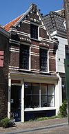 Pand met aan de achterzijde een puntgevel met vlechtingen