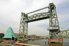 Hef2 -  Spoorwegbrug de hef te Rotterdam met links op de voorgrond een brugwachtershuisje van de Koninginnebrug.