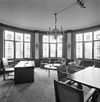 Interieur, tweede verdieping, hoekkamer, kantoor met glas-in-lood ramen - Rotterdam - 20330304 - RCE -  Atlantic Huis: Interieur, tweede verdieping, hoekkamer, kantoor met glas-in-lood ramen 