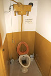 HendrikIdoPlein2d -  Toilet van de museumwoning aan het Hendrik Idoplein 2 van de wijk Kiefhoek te Rotterdam 