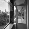 Int. tweede verdieping, doorkijk balkon richting ouderslaapkamer - Rotterdam - 20319106 - RCE -  Huis Sonneveld: Int. tweede verdieping, doorkijk balkon richting ouderslaapkamer (opmerking: Bij publicatie is toestemming nodig van Buro vd Broek & Bakema (tel.: 010-4134780)) 