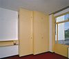 Int. tweede verdieping, slaapkamer oudste dochter met vaste kast en deur naar terras (rechts) - Rotterdam - 20319109 - RCE -  Huis Sonneveld: Int. tweede verdieping, slaapkamer oudste dochter met vaste kast en deur naar terras (rechts) (opmerking: Bij publicatie is toestemming nodig van Buro vd Broek & Bakema (tel.: 010-4134780)) 