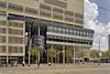 Overzicht gedeelte linker zijgevel met entree bijzalen - Rotterdam - 20357637 - RCE -  Concert- en congresgebouw De Doelen: Overzicht gedeelte linker zijgevel met entree bijzalen (opmerking: Gefotografeerd voor Toonbeelden van de Wederopbouw)