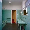 Int. begane grond, badkamer, overzicht - Rotterdam - 20319121 - RCE -  Huis Sonneveld: Int. begane grond, badkamer, overzicht (opmerking: Bij publicatie is toestemming nodig van Buro vd Broek & Bakema (tel.: 010-4134780)) 
