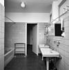 Int. begane grond, badkamer, overzicht - Rotterdam - 20319120 - RCE -  Huis Sonneveld: Int. begane grond, badkamer, overzicht (opmerking: Bij publicatie is toestemming nodig van Buro vd Broek & Bakema (tel.: 010-4134780)) 