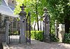 Hek van het kerkhof. Muur rond het kerkhof, volgens de Voorlopige Lijst, waarin twee hekpijlers met siervazen, Lodewijk XV en smeedijzeren hek