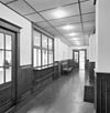 Interieur, tweede verdieping, gang met houten binnenpui - Rotterdam - 20330303 - RCE -  Atlantic Huis: Interieur, tweede verdieping, gang met houten binnenpui 