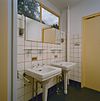 Int. begane grond, badkamer, wastafels - Rotterdam - 20319119 - RCE -  Huis Sonneveld: Int. begane grond, badkamer, wastafels (opmerking: Bij publicatie is toestemming nodig van Buro vd Broek & Bakema (tel.: 010-4134780)) 