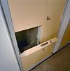 Int. eerste verdieping, gang, luik (koker) in de vaste wandkast - Rotterdam - 20319130 - RCE -  Huis Sonneveld: Int. eerste verdieping, gang, luik (koker) in de vaste wandkast (opmerking: Bij publicatie is toestemming nodig van Buro vd Broek & Bakema (tel.: 010-4134780)) 