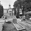 Overzicht met oostgevel kapel en grafzerken - Schiedam - 20353619 - RCE -  Rooms-katholieke begraafplaats: Overzicht met oostgevel kapel en grafzerken (opmerking: Gefotografeerd voor MIP Zuid-Holland) 