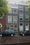 Pand met eenvoudige lijstgevel. De vensters hebben hardstenen dorpels en ook de plint is van hardsteen. In de verdieping twaalfruits-, in de bovenverdieping zesruitsschuiframen