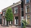 Herenhuis van parterre en verdieping ter breedte van vier vensterassen
