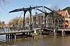 Appelmarktbrug Schiedam - Eï¿½n van de drie gietijzeren ophaalbruggen van Schiedam, gebouwd rond 1860. Wanneer een boot door de haven vaart, wordt deze brug door twee brugwachters met de hand omhoog getrokken.